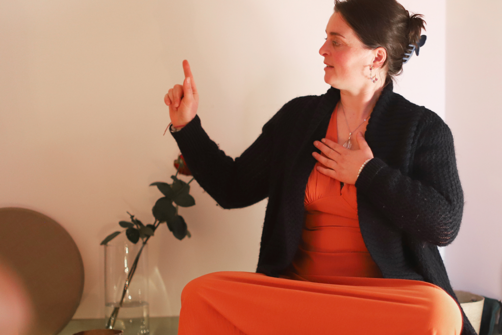 Amandine facilitant un espace sacré